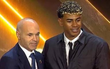 球星赛后把奖杯给队友，太暖心