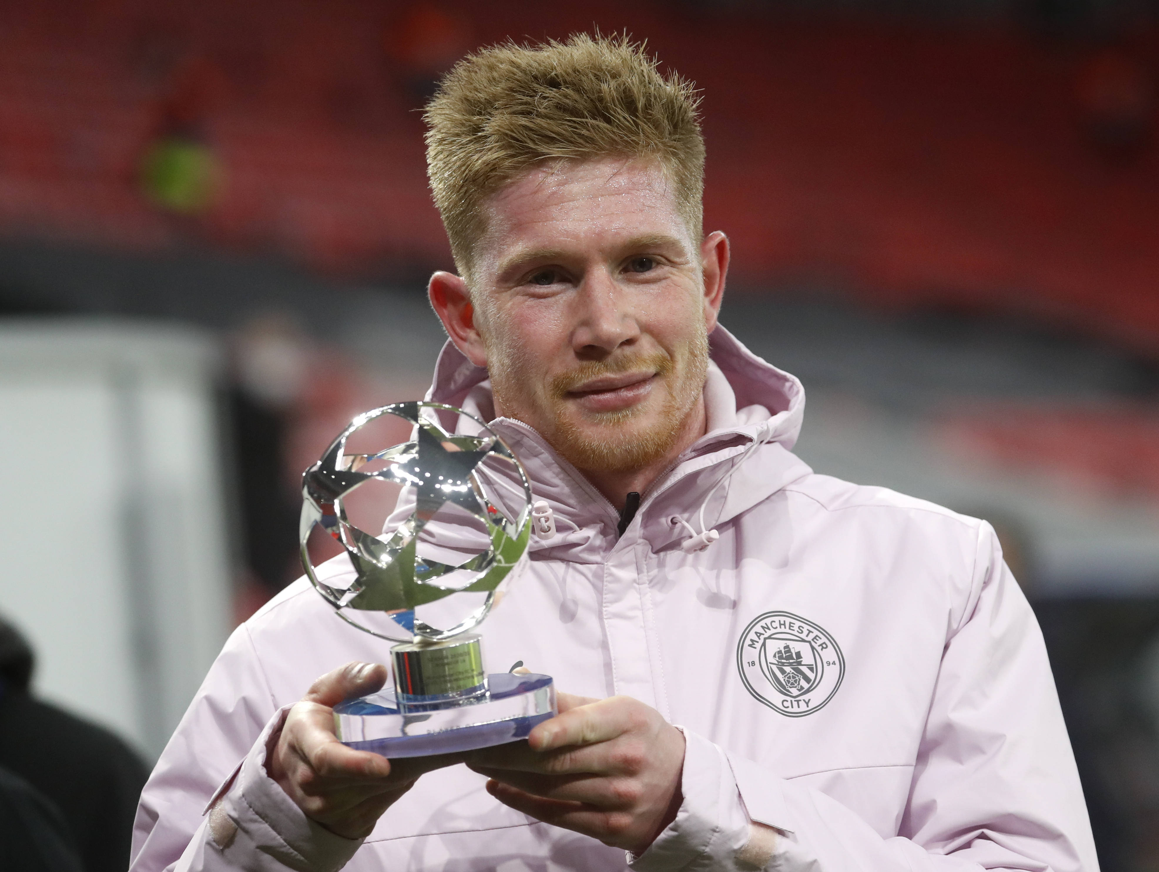 53岁齐达内夜游上海，与大妈踢毽子几分钟融入氛围，展现顶级球商