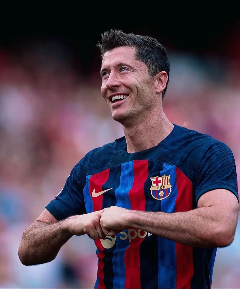 记者：莱万有一种几乎疯狂的求胜欲，他与哈维成了更衣室对手